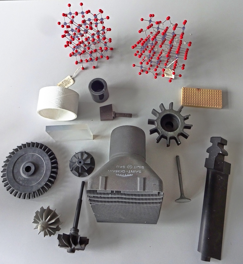 Komponenten aus technischer Keramik sowie Modelle relevanter Kristallstrukturen